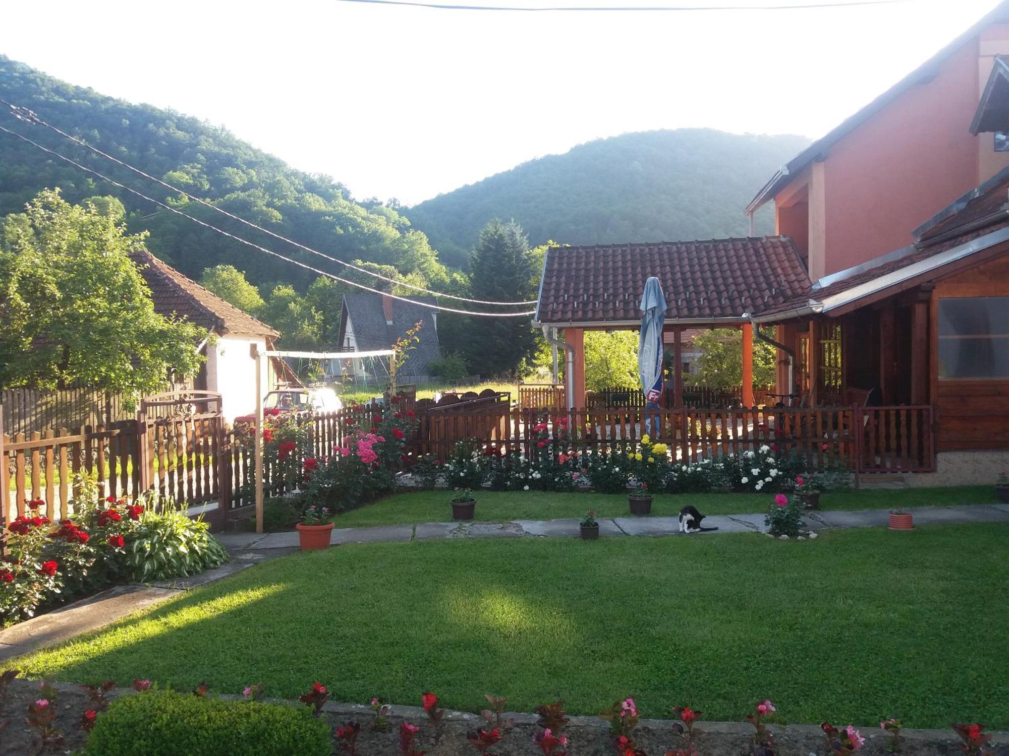 Guesthouse Tadic กูซา ภายนอก รูปภาพ