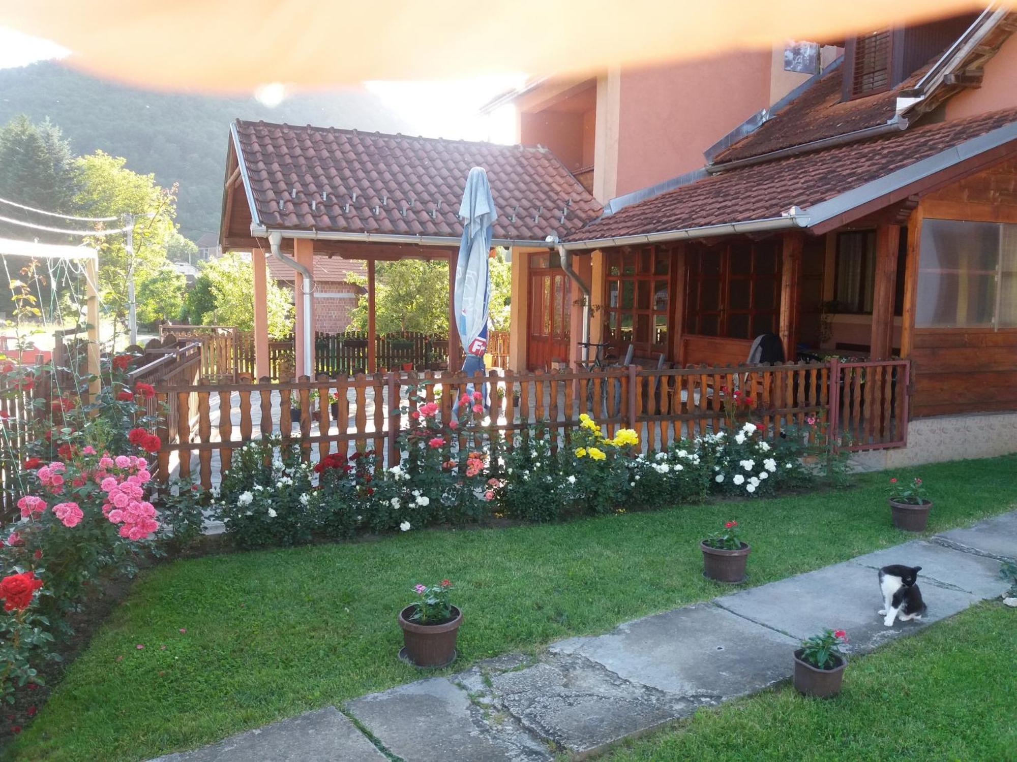 Guesthouse Tadic กูซา ภายนอก รูปภาพ